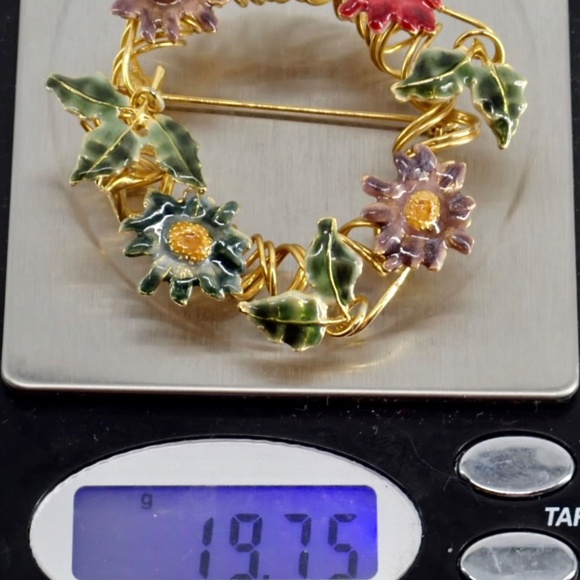 Christmas Wreath Brooch Mid-Century Gold Tone Colored Enamel Flowers Spiral VTG - Picture 6 of 8